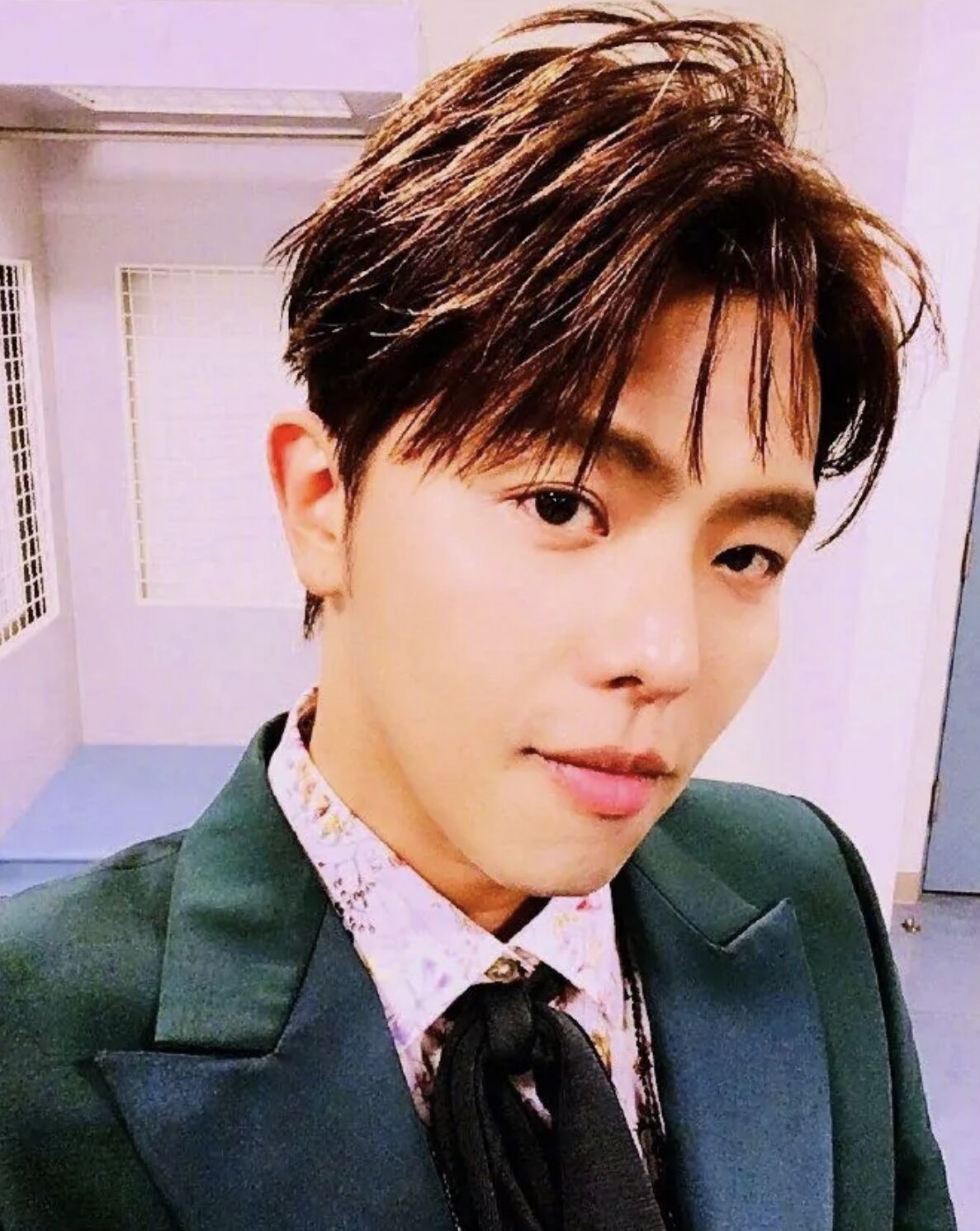 黄鸿升资料36岁黄鸿升猝死一年后妹夫被曝出轨女模特室内亲密搂抱不