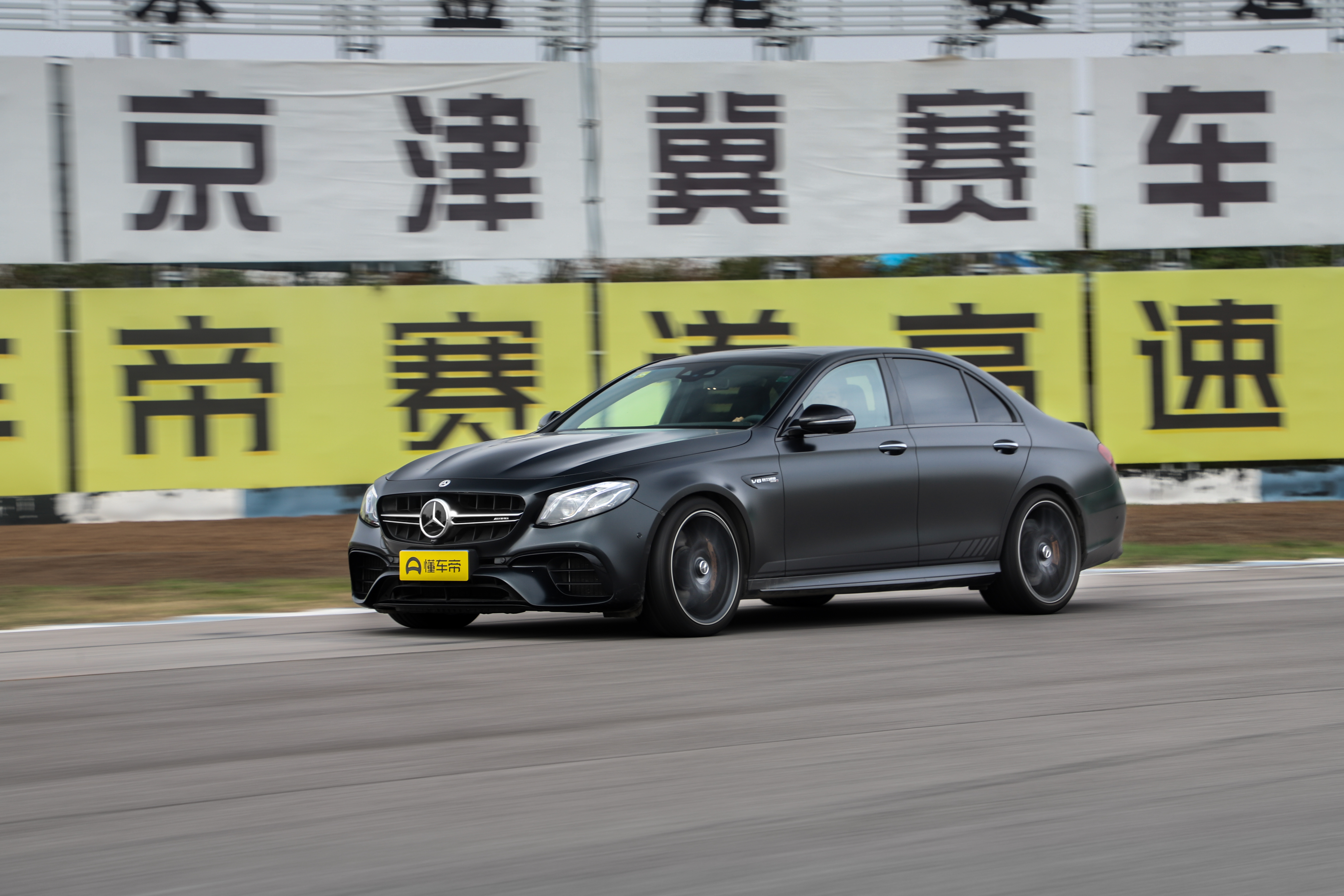 AMG E级双车评测：同门不同命，直6凭何挑战V8？