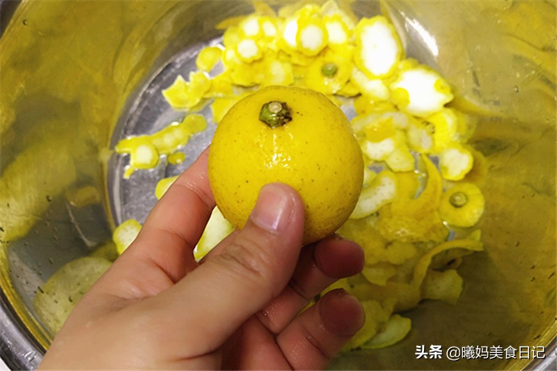 柠檬水怎么做简单方法(这季节柠檬超便宜，一元一斤多囤点，做成柠檬水，一天一杯腰细了)
