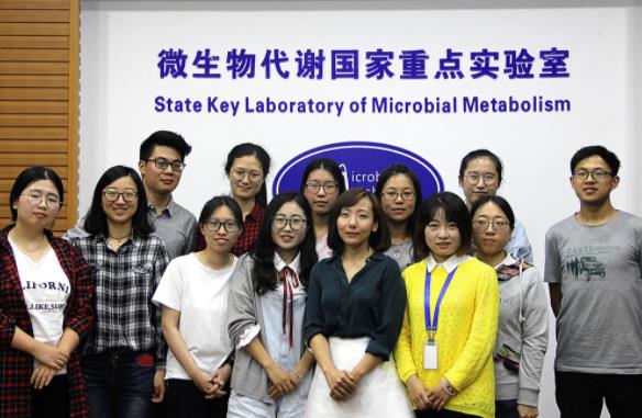 高校开学，研究生看到寝室以后直摇头，寝室环境究竟能有多差？