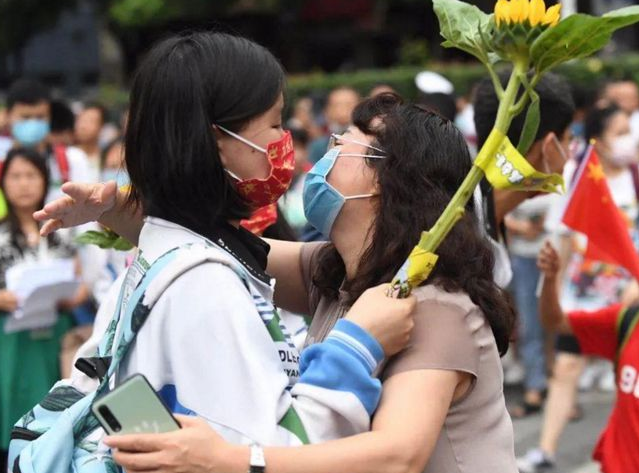 考生高考293分外出散心，父亲担心做傻事一路跟随，竟有意外惊喜