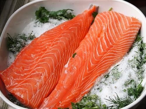 且熟后的三文鱼,白色的鱼片也会变成带有白条的红色,营养价值比较高