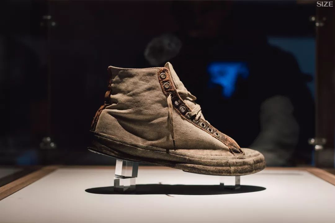 匡威经典帆布鞋(百年潮流品牌匡威发展史，一双帆布鞋影响了一个世纪)