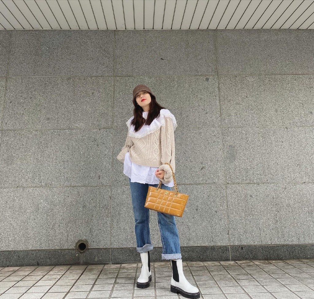 夏天女生穿短袖侧面(金泫雅不愧是"小野马",穿t恤