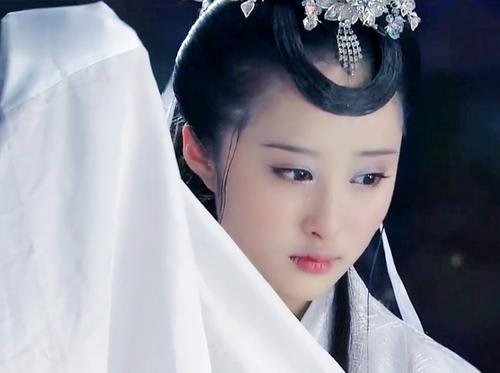 嫦娥作为中国历史上少有的女神，她的出现有何深层次意义？