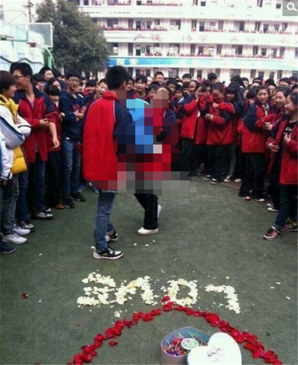 初中生校内“求爱”，引上千同学围观，做出“不雅行为”毫不知羞