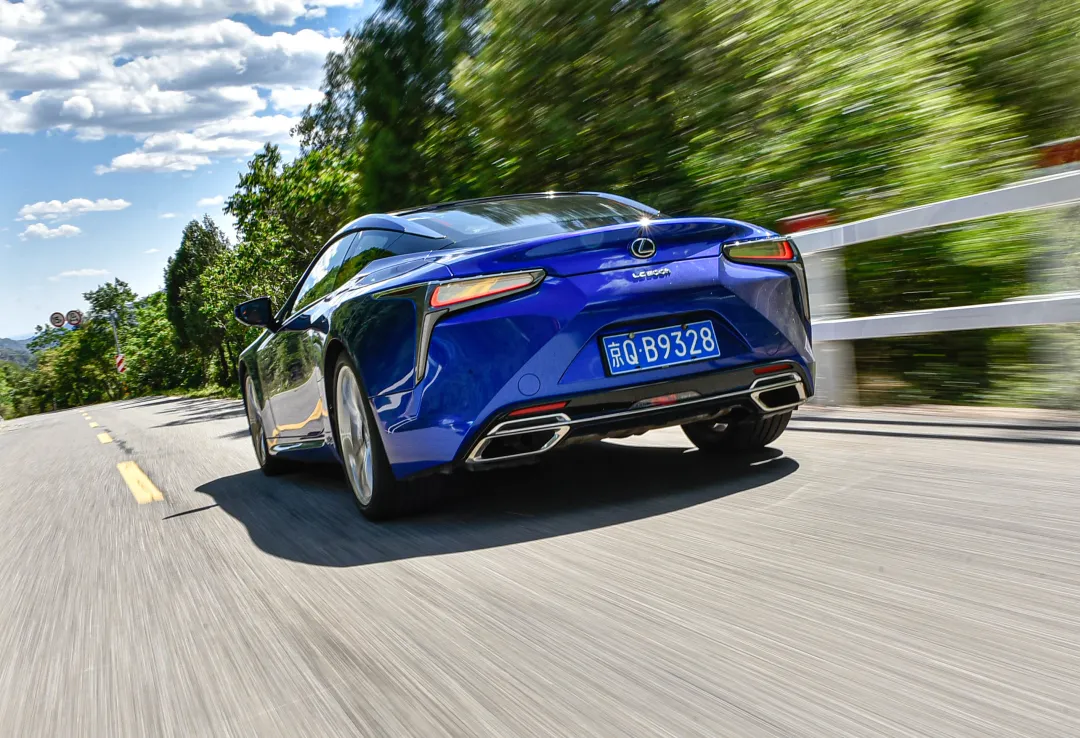 V6、359马力、21英寸轮圈、前置后驱，雷克萨斯LC 500h让人心动