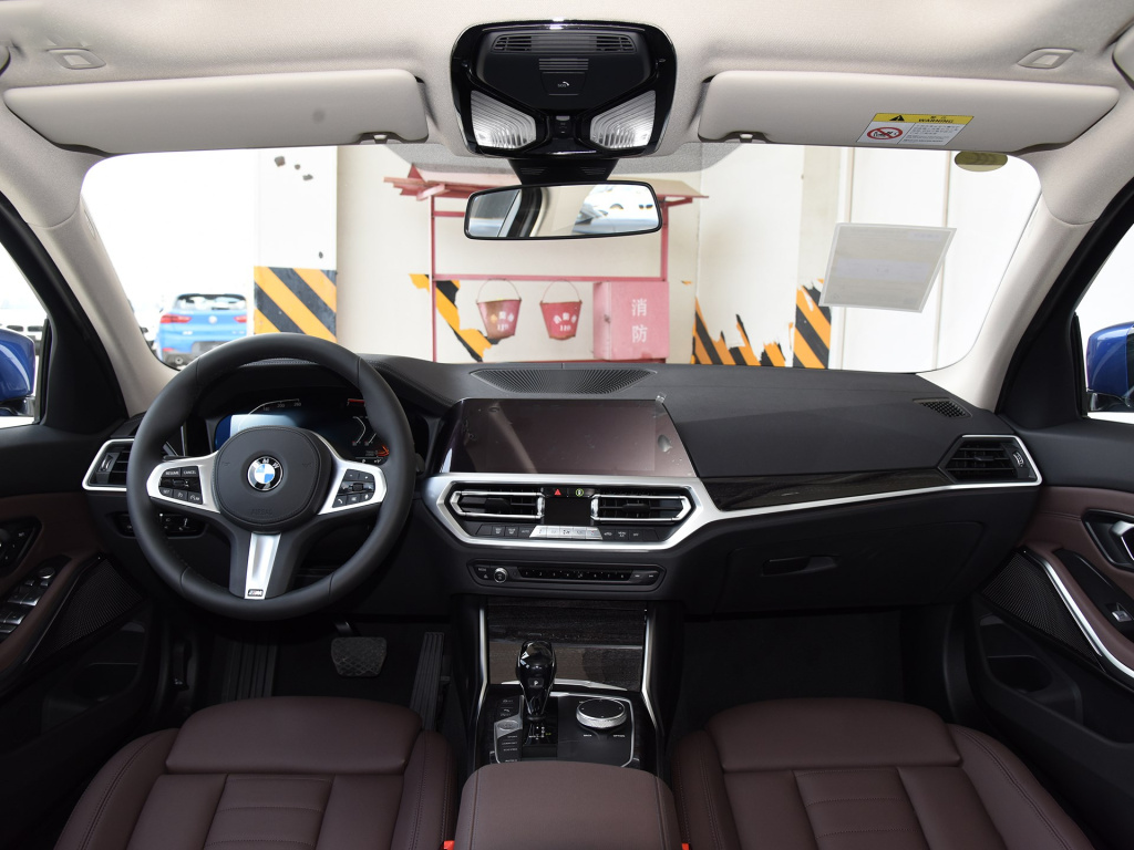 内饰方面新3系的做工和用料方面有了很大的提升,内饰的豪华程度也有了