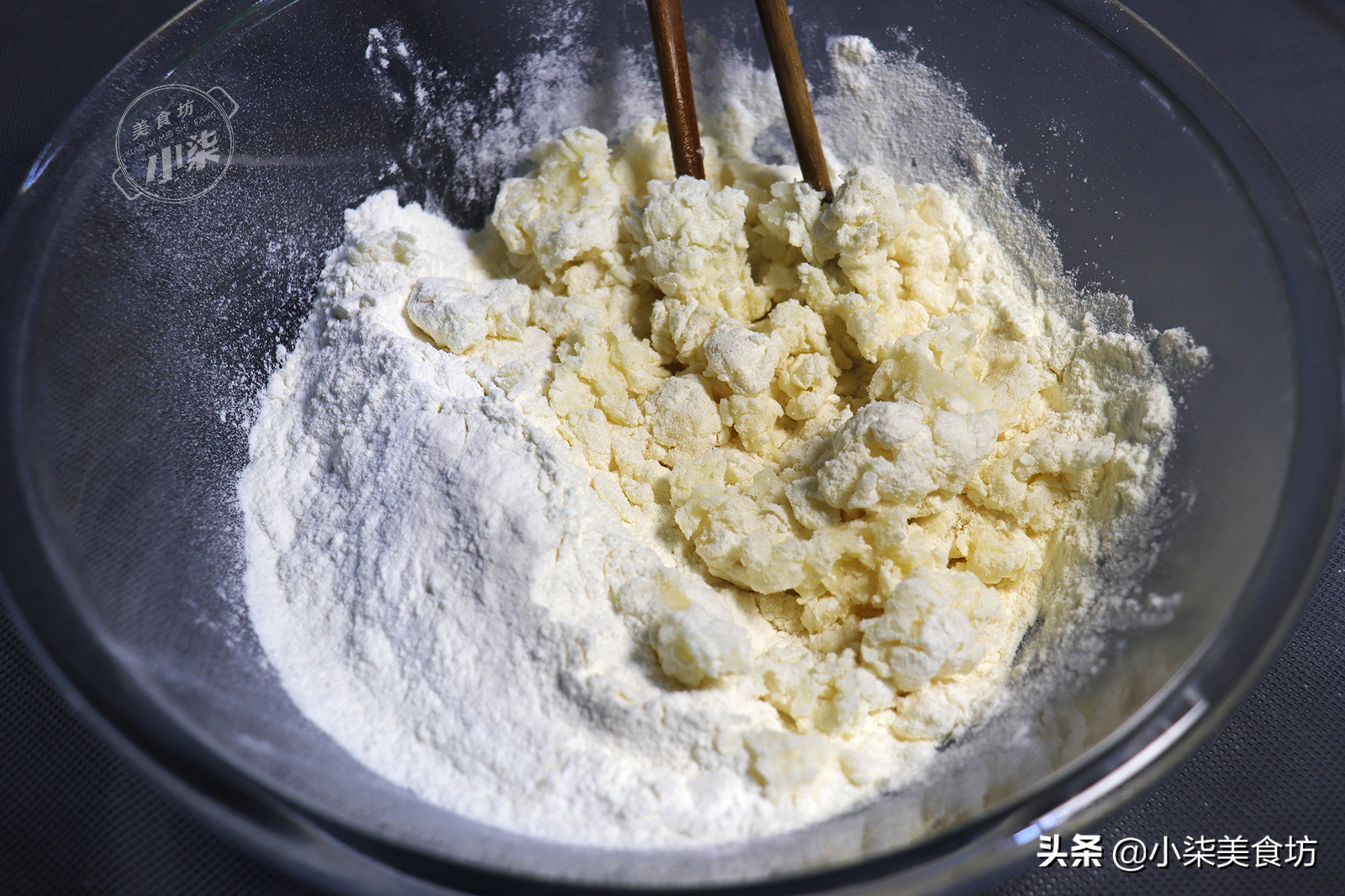韭菜盒子新做法，翠绿不出水，一层比一层香，吃过一次就忘不了