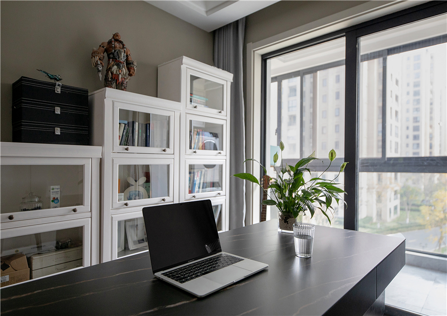 200㎡现代风设计，开放式厨房+餐厅+吧台，轻松自然的生活