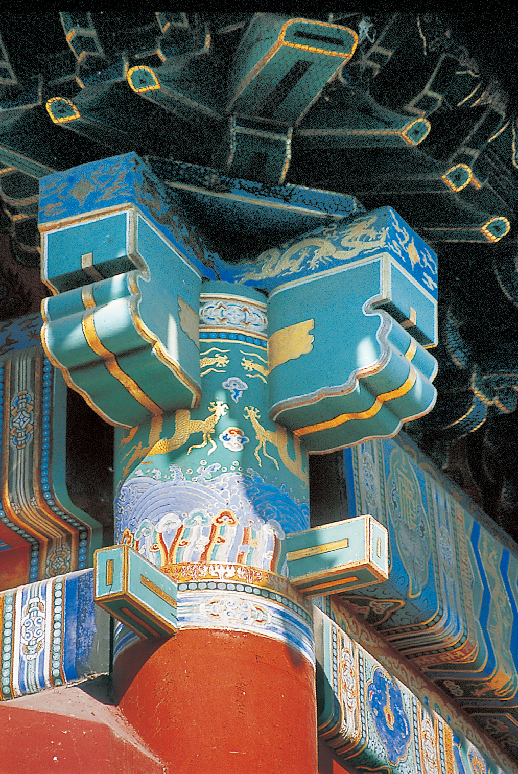 北京故宫保和殿后右门角柱,柱头绘盒子,霸王拳,穿插枋,梁头均描金边框