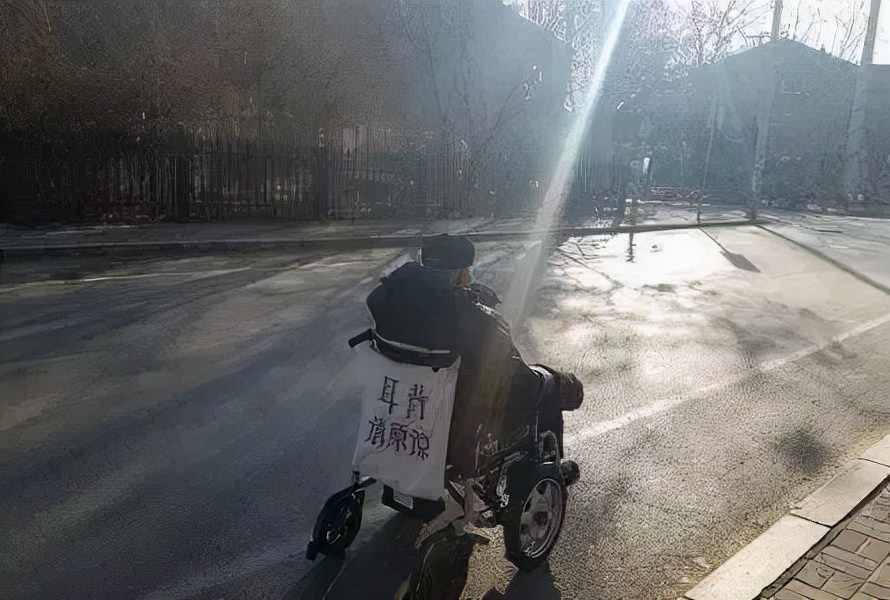 别人飙车他们飙轮椅！白发一族的“敞篷奔驰”能有多野？