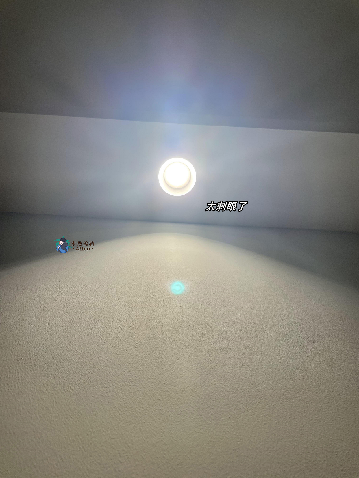 不实用因为床头的射灯直射下来太亮太刺眼了,而且因为射灯更聚焦灯光