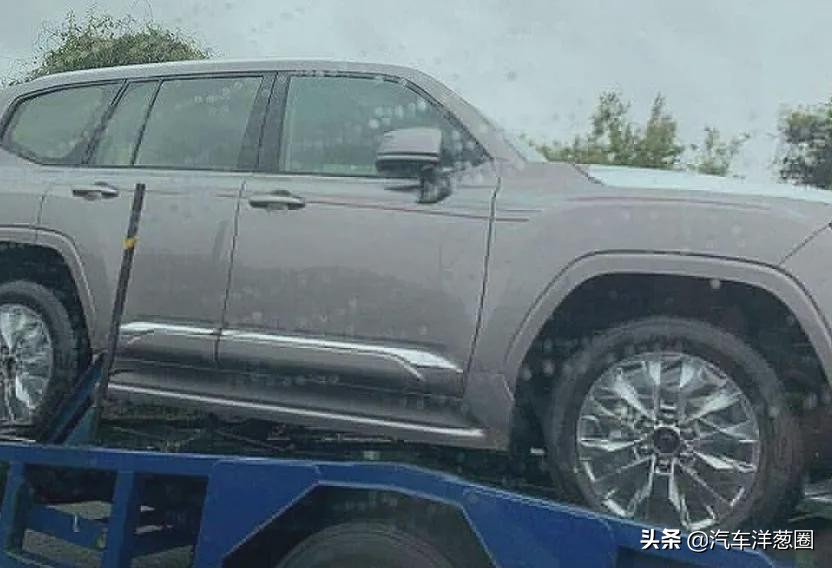 相比现款尺寸更大！全新丰田陆巡实车曝光，内饰外观都是新设计