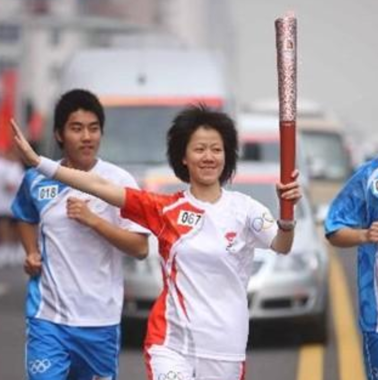 黄来女出身寒门，763分考上武大，背着瘫痪父亲上学，后来怎样了