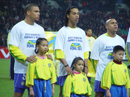 2002世界杯巴西对中国上场（多么冒险！2003年非典期间，中国队与巴西队在广州踢了场友谊赛）