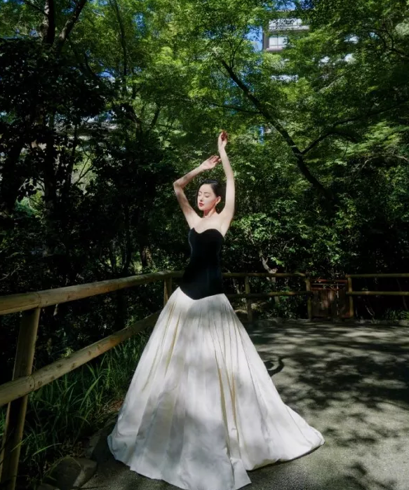 张天爱穿吊带大秀好身材，妆发遭吐槽太雷人，网友评价全靠颜值撑