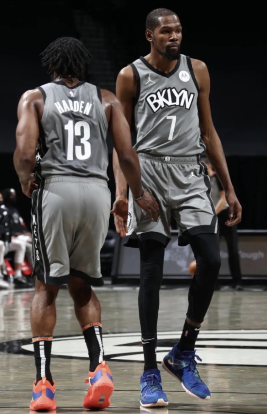 为什么nba球员大腿很细（NBA球员的大腿有多粗？锡安等于3个莺歌，老詹根本不用抱大腿）