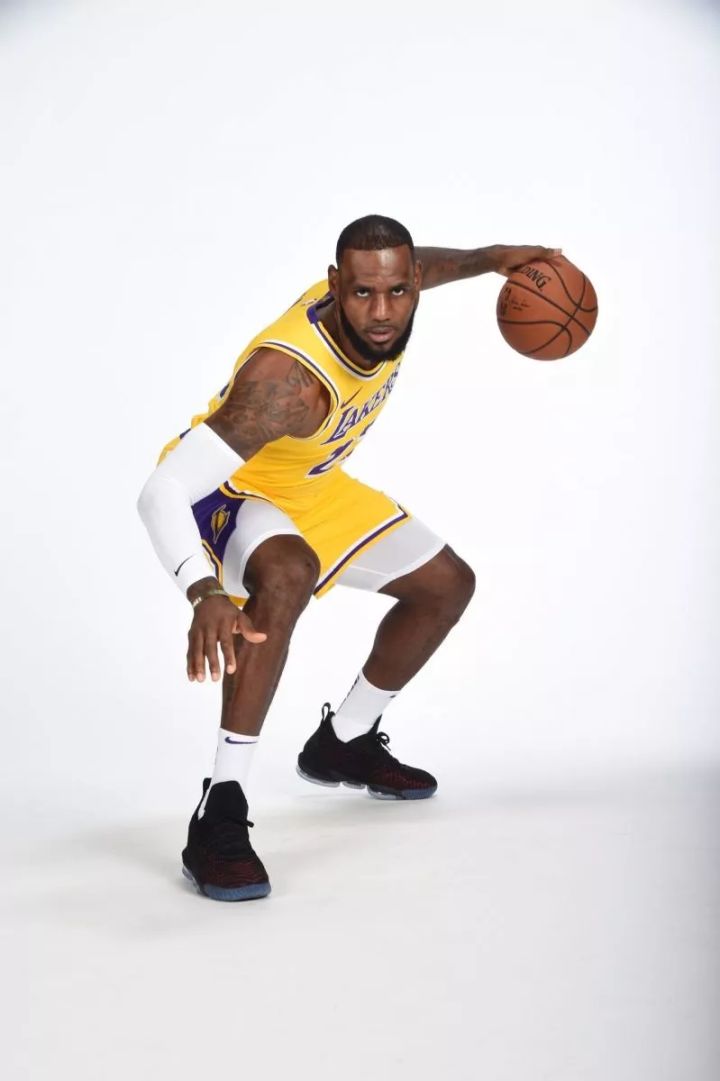 詹姆斯图片高清壁纸霸气(「湖蜜请查收」詹姆斯湖人高清炫酷壁纸66张!