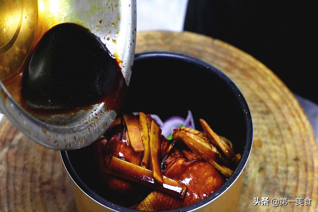 电饭锅焖鸡做法（电饭锅焖鸡不放水油软烂脱骨香嫩入味）