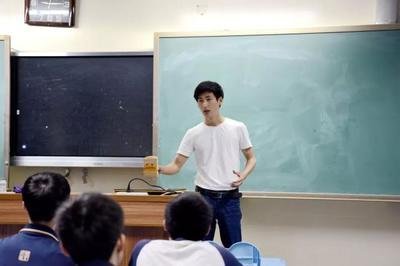 大学老师工资曝光，收入远超小学老师，难怪名校生挤破脑袋也要去