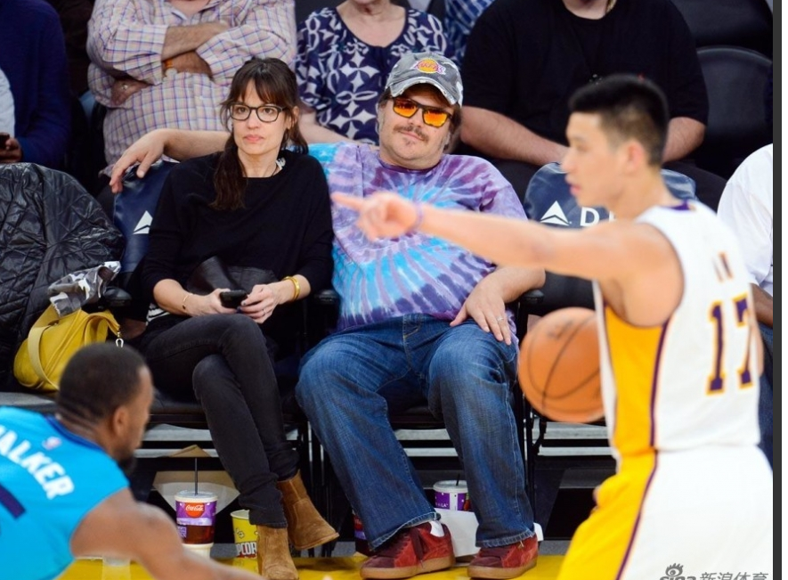 张一山为什么要做nba(孙杨、张一山等现身五棵松看球，是不是感觉有点像NBA了？)