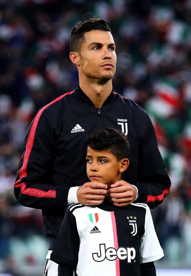 并亲自指导迷你罗踢球(父爱如山!