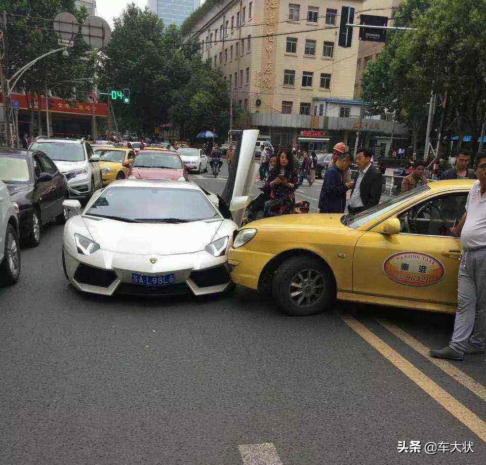 双实线掉头撞上兰博基尼，能说说这次掉头花了多少钱吗？