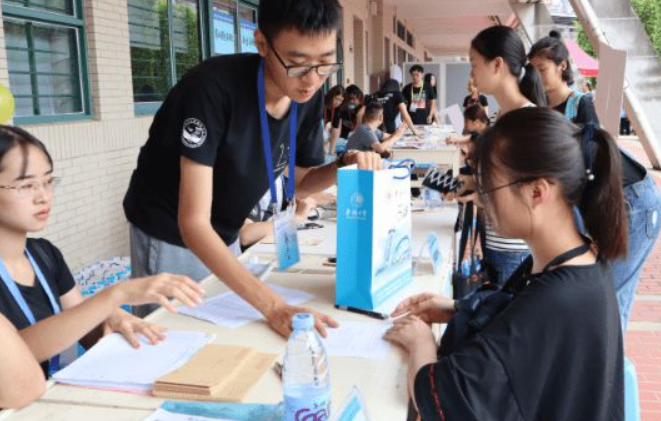 大一新生刚开学，有必要带电脑吗？辅导员给出的建议很中肯