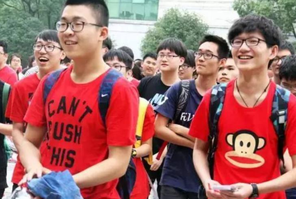 奶奶的“神预测”，梦见孙子的高考成绩是666分，最终考了多少分