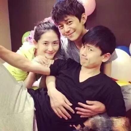 何炅一家三口图片何炅一家近照