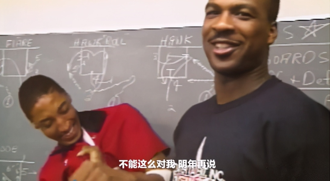 为什么nba新秀要帮球队老大(NBA新秀的潜规则：格里芬背粉色书包，姚明也帮过大哥系鞋带)