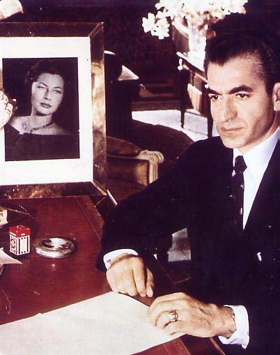 伊朗末代美艳王后！国王宠翻送天价珠宝，却因无法生育被流放