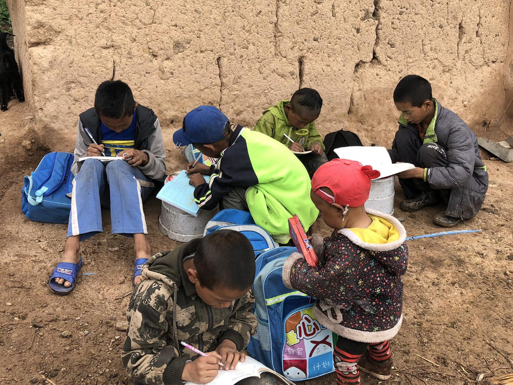 大学生乡村支教，是添乱还是传递知识，教师含泪恳求“别再来了”