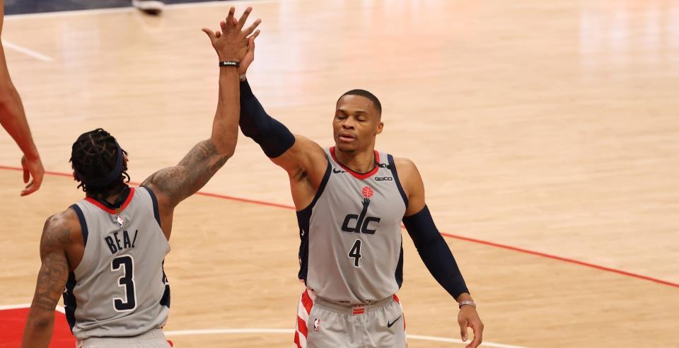 为什么nba罚球没人打板（NBA球员罚球时，第一罚也不用抢篮板，为何还要在两边站球员？）