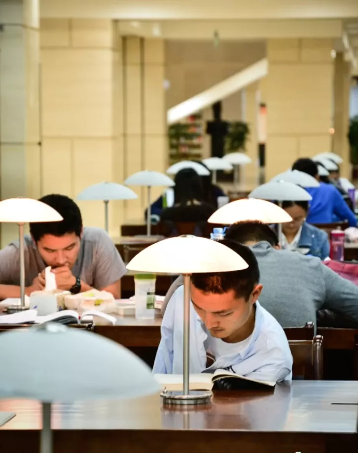 10年前，那个用脚高考轰动全国的文科状元，如今怎样了？