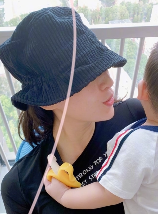 章子怡被儿子抢签名笔直呼小捣蛋，弟弟亲吻妈妈电影海报萌化了