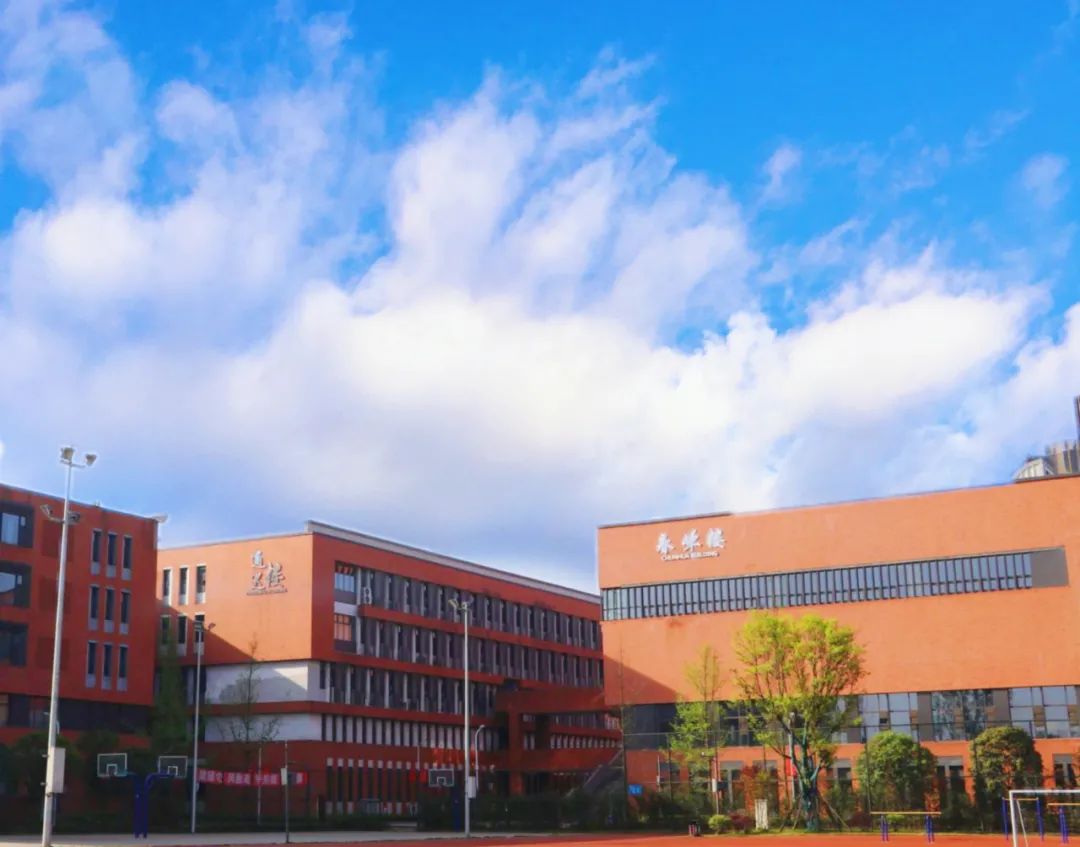 宜宾成外校长雷从树：少开会，少坐办公室，多“逛”校园