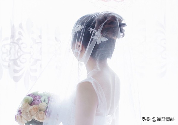 “一套婚纱要一千多，还不如租的划算”“不结婚最划算”