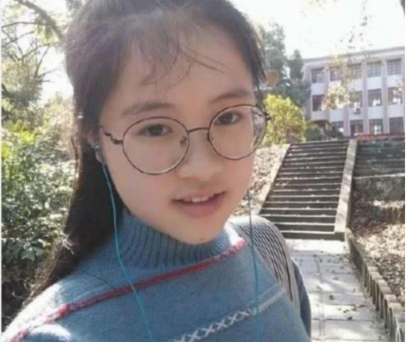 高颜值学霸，674分问鼎状元被北大录取，她说：超前学习是法宝