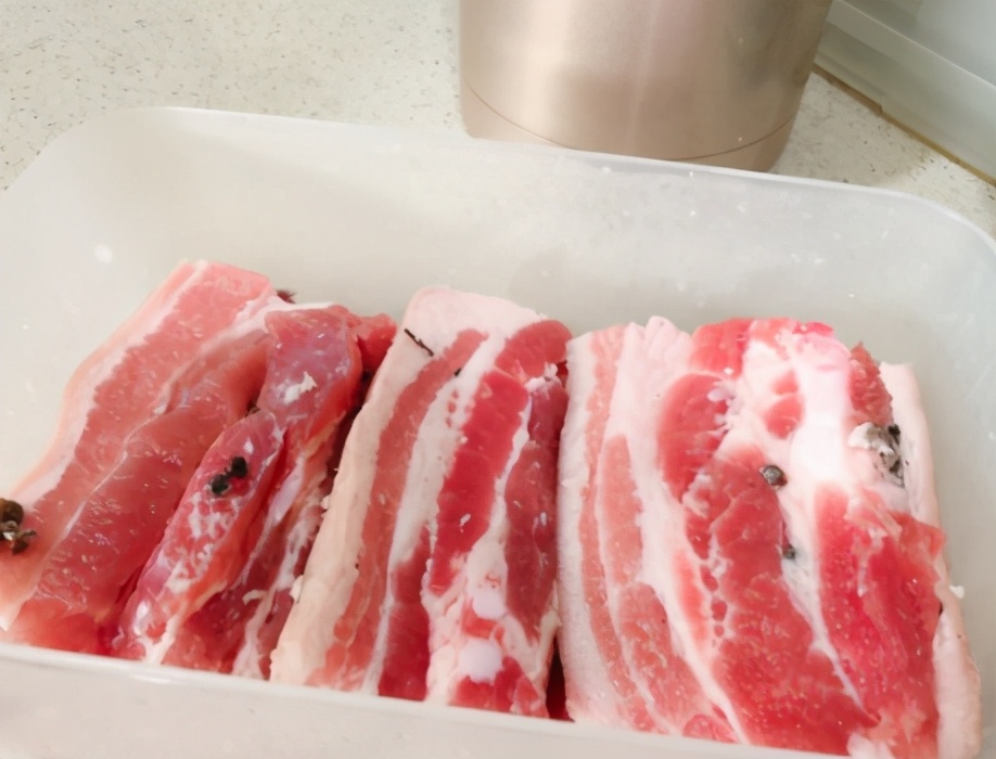 腌咸肉时，牢记“一炒二压三风干”，咸肉咸香不肥腻，放得久