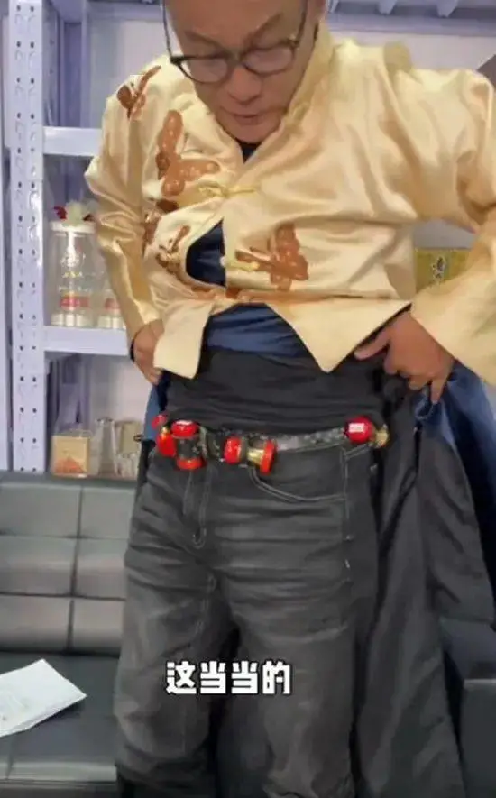 把三个女儿弄去坐牢后，蓝翔校长再送原配入狱，这次被反杀了