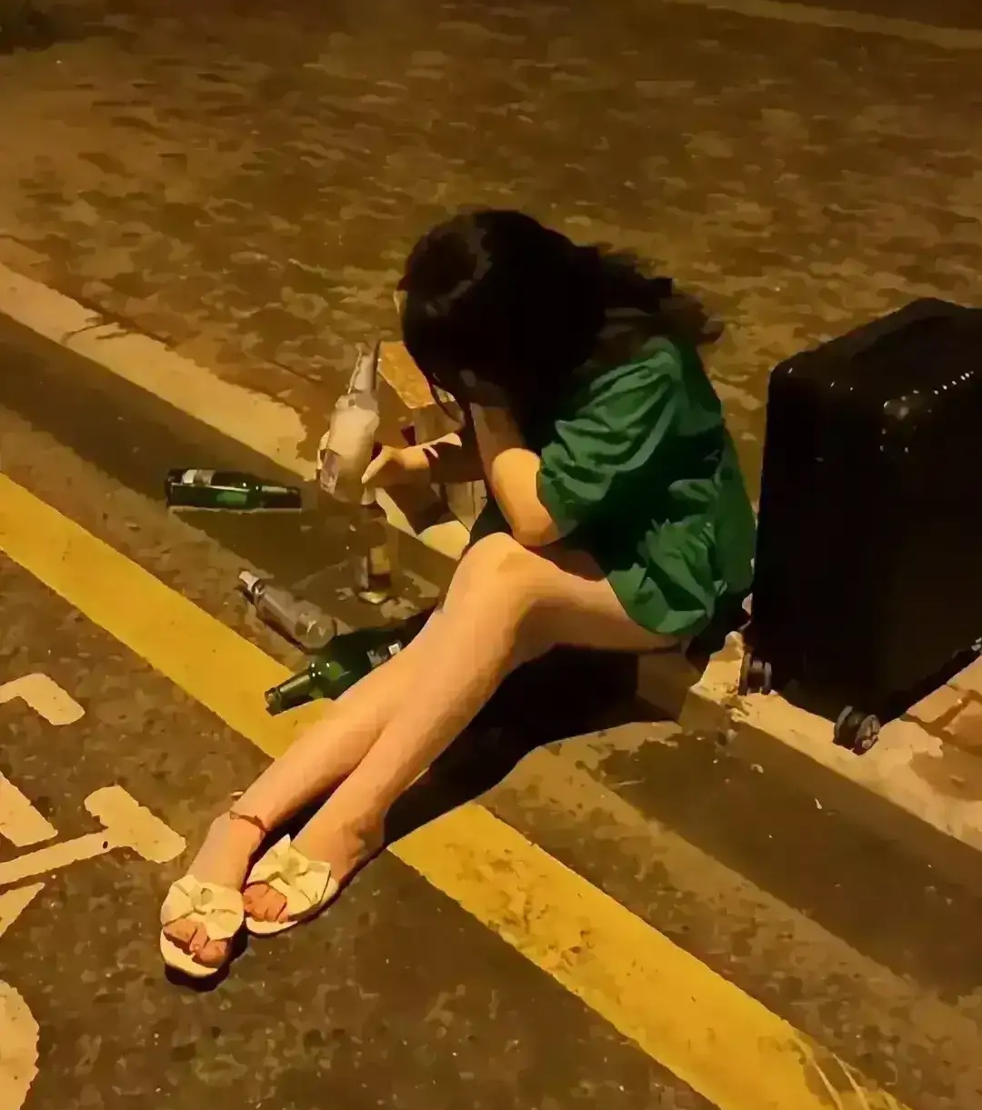深圳一女子在街头买醉，一箱啤酒一个密码箱，这是个有故事的女人