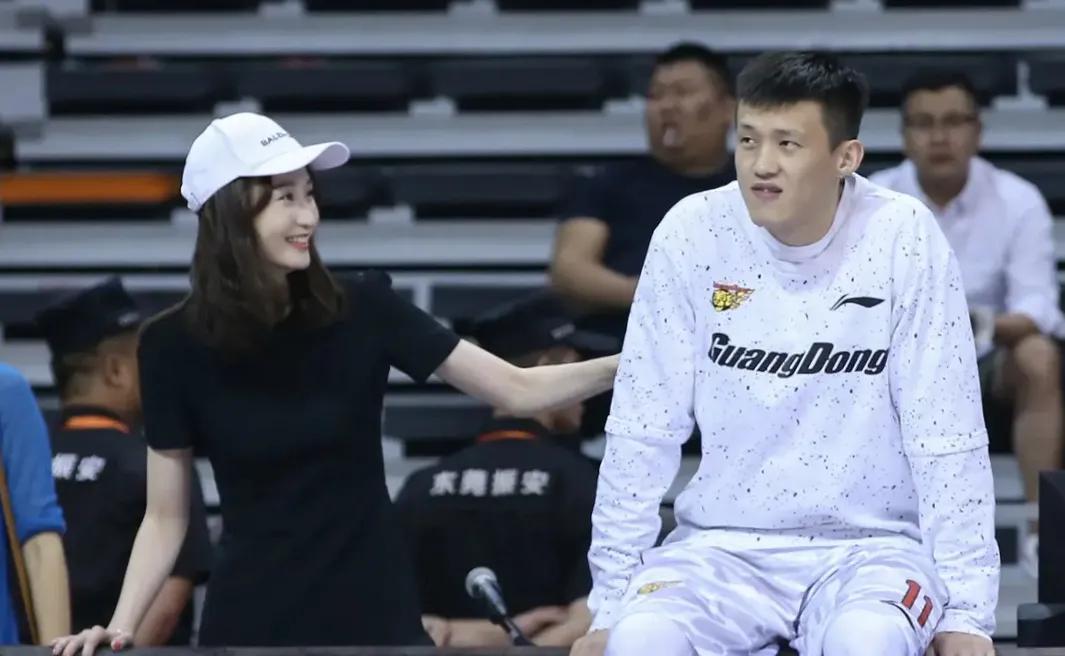 周鹏为什么不打nba(广东队在各省抢人吗？周鹏说哥没开玩笑吧！我都把户口迁来广州了)