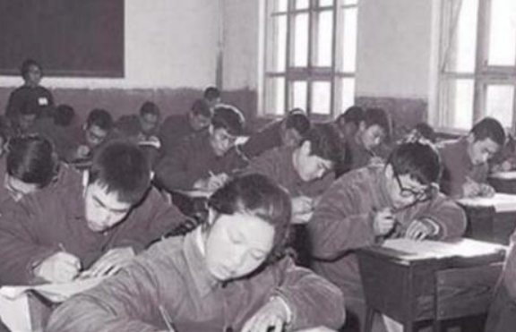 1977年高考试卷流出，题目与现在差距很大，学渣：应该早生几年