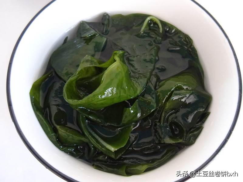 裙带菜的钙含量竟然是牛奶的十倍，春天别忘了吃，做饺子馅太鲜了