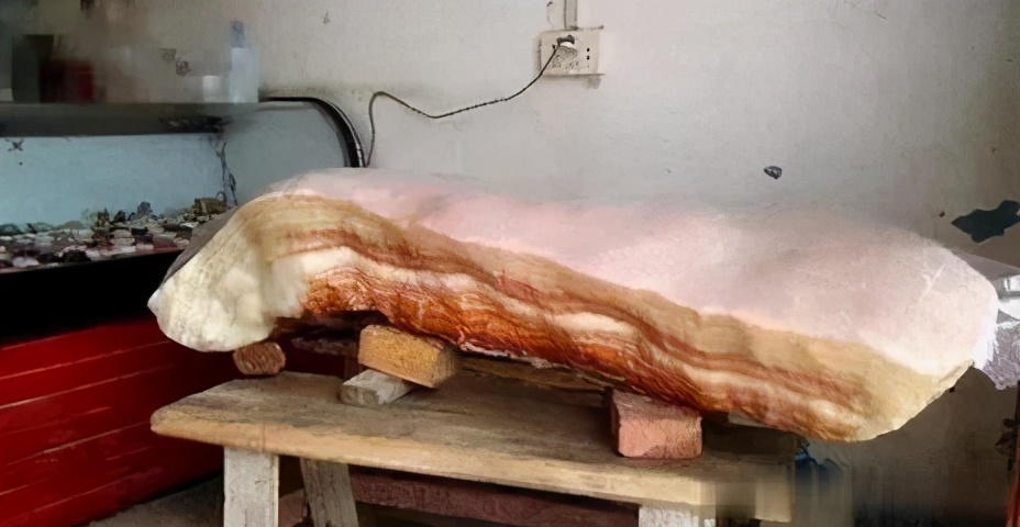 猪肉石价格(河南一老农,上山发现巨型"猪肉石",拒100万收购,现况如何?