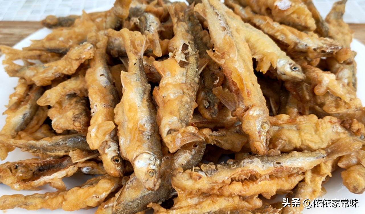 油炸小鱼时,用面粉还是用淀粉?教你正确做法,酥脆好吃不回软