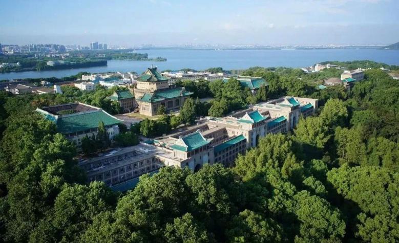 来最美大学，接受最好教育，成就最美人生！志愿填报选择武汉大学，就现在！