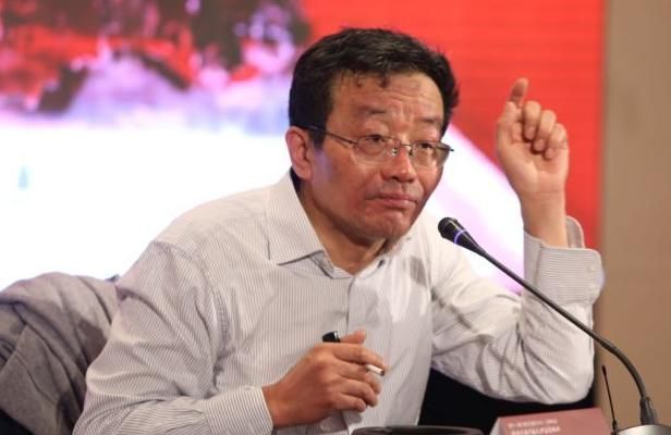 老师上课烟不离手，学生却无半点抱怨，这位复旦教授究竟有何魅力